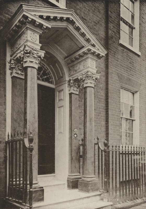 Doorway, Brighton Road, Reigate, Surrey (foto a p/b) de William Galsworthy Davie