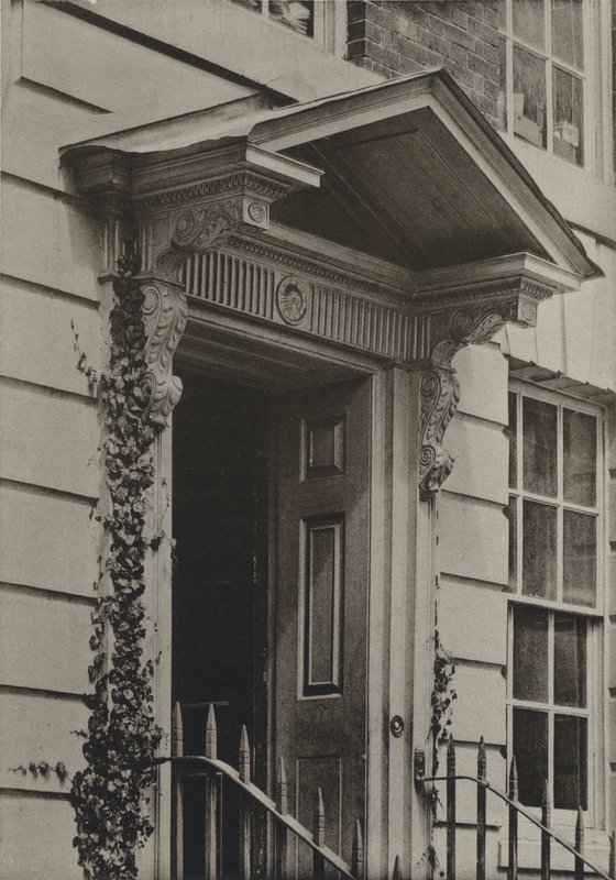 Doorway, Castle Hill, Winchester (foto p/b) de William Galsworthy Davie