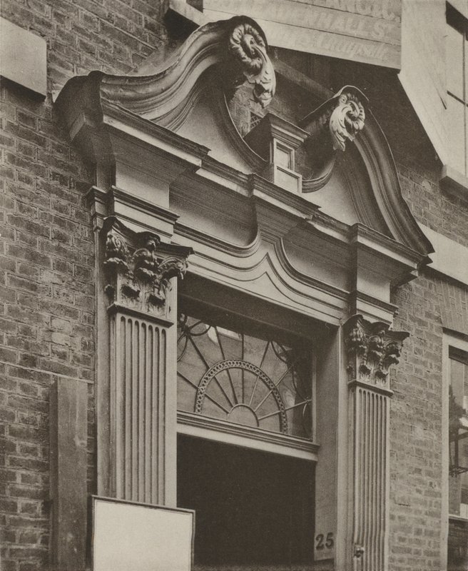 Porta, Frades Esmagados, Londres (foto a p/b) de William Galsworthy Davie