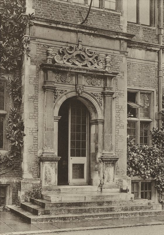 Doorway, In the Court, Hatfield House (foto a p/b) de William Galsworthy Davie