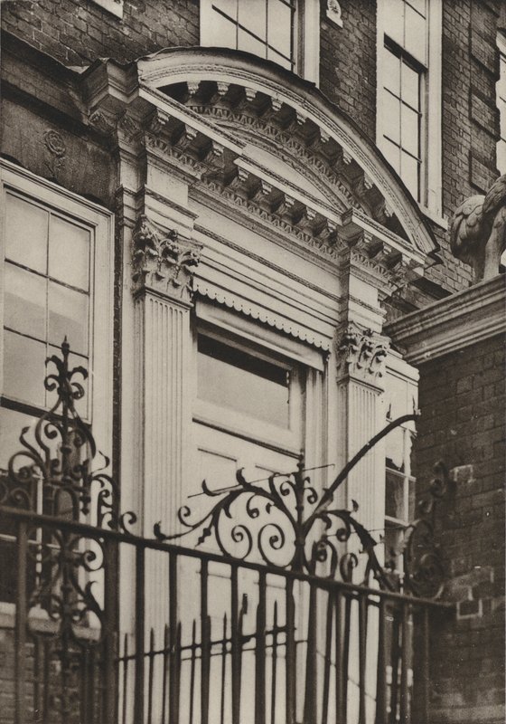 Porta, North Pallant, Chichester (foto a p/b) de William Galsworthy Davie