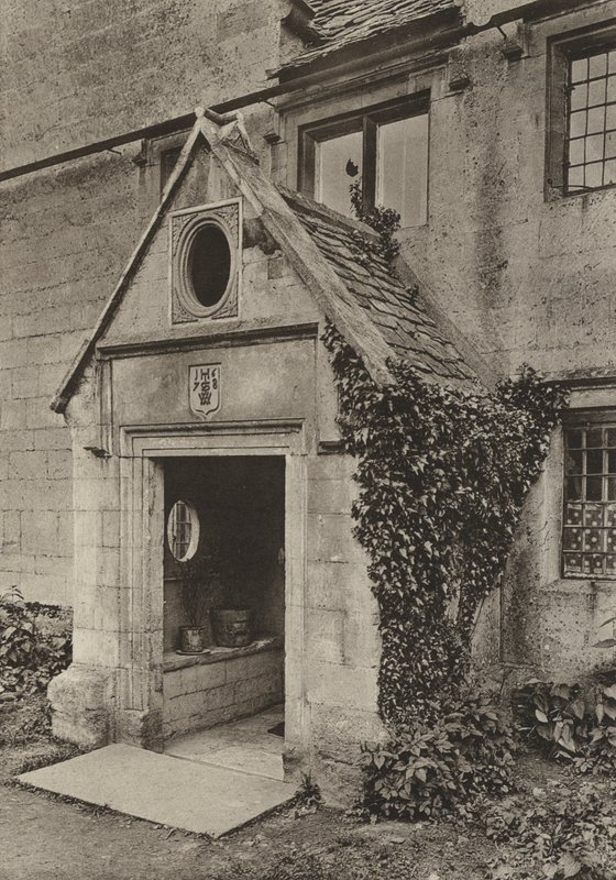Doorway, Porch at Cap Mill, Painswick, Gloucestershire (foto a p/b) de William Galsworthy Davie