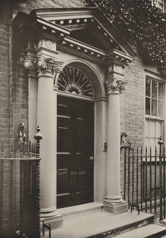 Doorway, Redhill Road, Reigate, Surrey (foto a p/b) de William Galsworthy Davie