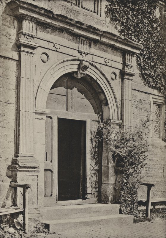 Doorway, Sackville College, East Grinstead (foto a p/b) de William Galsworthy Davie