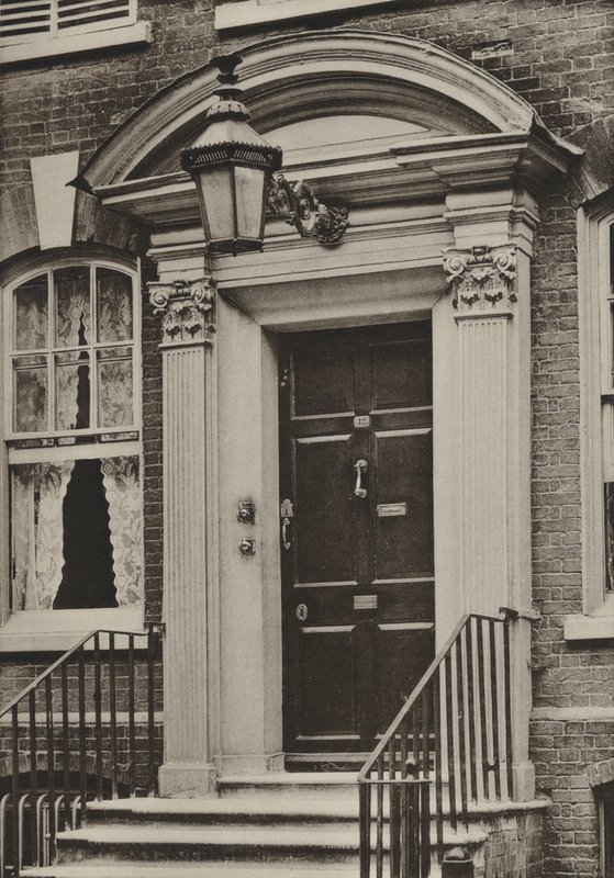 Doorway, Southgate Street, Winchester (foto a p/b) de William Galsworthy Davie