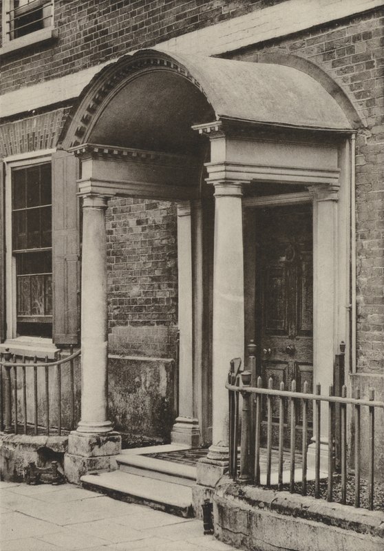 Doorway, The Close, Salisbury, Wilts (foto a p/b) de William Galsworthy Davie