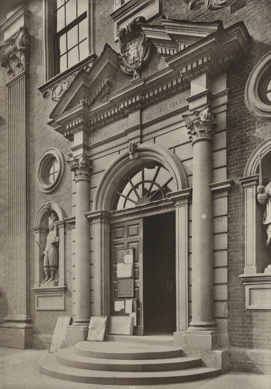 Doorway, The Guildhall, Worcester (foto p/b) de William Galsworthy Davie