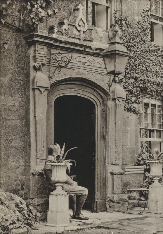 Doorway, The Lygon Arms, Broadway, Worcestershire (foto a p/b) de William Galsworthy Davie
