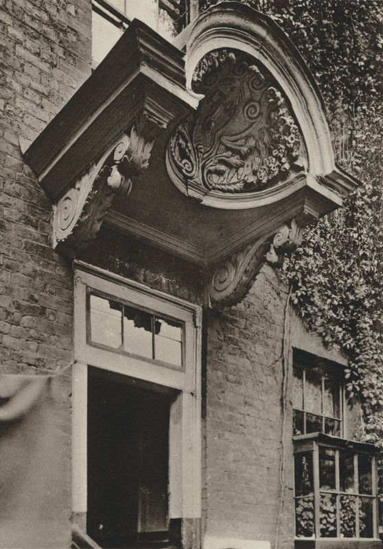 Doorway, The Manor House, Bermondsey, Londres (foto a p/b) de William Galsworthy Davie