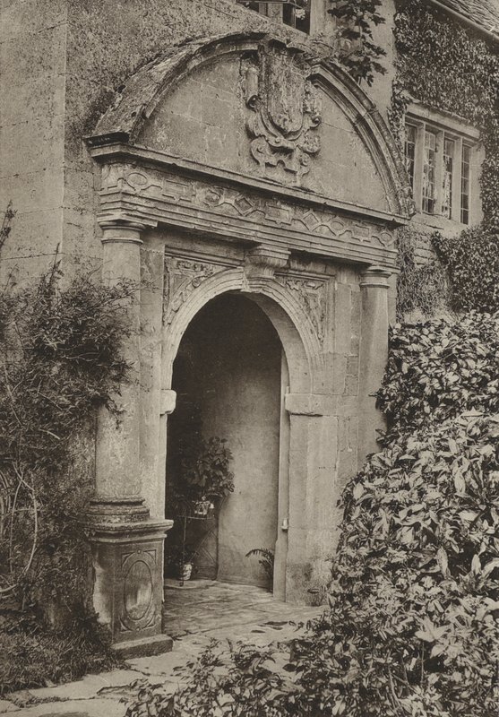 Doorway, The Manor, Upper Swell, Gloucestershire (foto a p/b) de William Galsworthy Davie