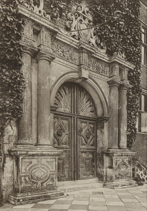 Doorway, The North Doorway, Hatfield House, Herts (foto a p/b) de William Galsworthy Davie