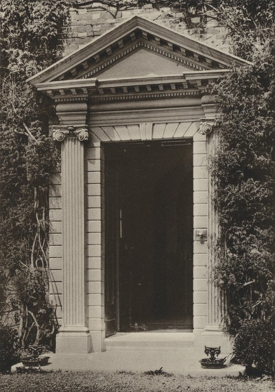 Porta, The Vicarage, Hailsham, Sussex (foto a p/b) de William Galsworthy Davie
