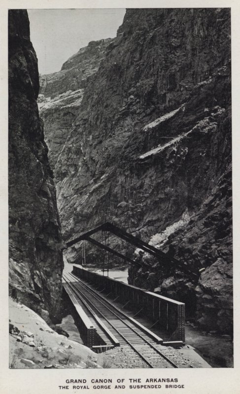 Canyons of Colorado: Grande Cânone do Arkansas, O Desfiladeiro Real e Ponte Suspensa (foto a p/b) de William Henry Jackson