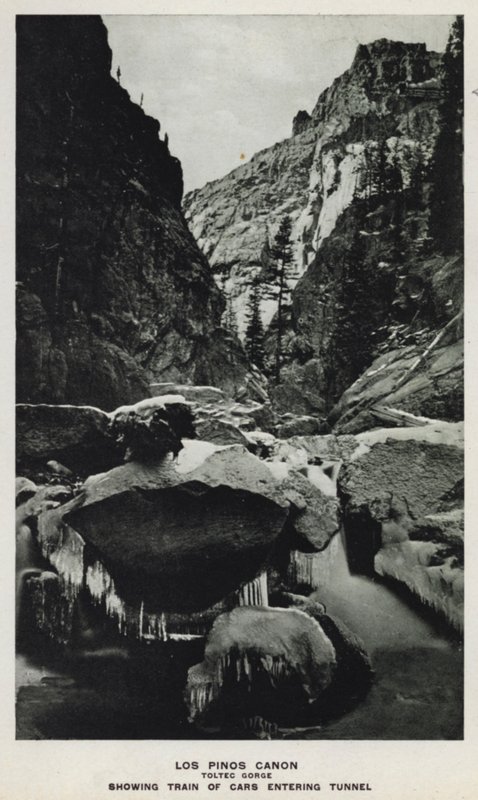 Canyons of Colorado: Los Pinos Canon, Desfiladeiro Toltec, Mostrando Trem de Carros Entrando no Túnel (foto a p/b) de William Henry Jackson