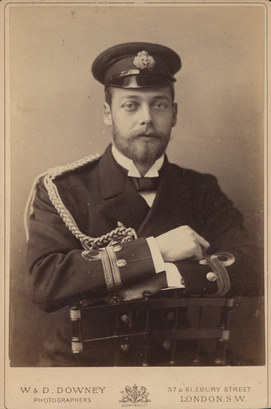 Príncipe George de Gales em uniforme naval de William and Daniel Downey