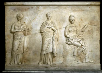 Arte grega: representação de três Musas. Baixo relevo esculpido em mármore por Cefisodote os jovens e Timarchos (ambos filhos de Praxitele), 330-320 a.C., antiquite grego. Museu Nacional de Arqueologia, Athenes (Grécia)