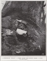 Um "escavado" tipo Peter-Pan, um soldado francês perto de Monastir lendo uma carta (foto a p/b)