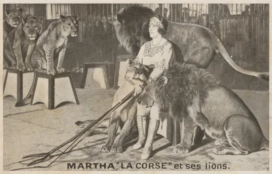 Martha "La Corse" e seus leões (foto a p/b)