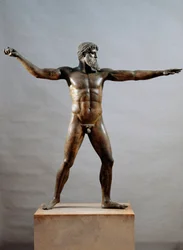 Arte grega: estátua de bronze chamada o deus do cabo Artemísio, atribuída ao escultor Kalamis (século V a.C.), 460 a.C., dimensões 209 cm - Atenas, Museu Arqueológico Nacional (inv. 15161) - civilização grega: estátua (frequentemente chamada Deus do Mar)