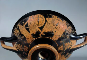 Antiguidade grega: Taça do sótão com figuras vermelhas representando uma cena da Guerra de Tróia: o duelo de Menelas e Paris. Artemis assiste ao duelo. Pintura atribuída a Douris. Por volta de 490-480 a.C.