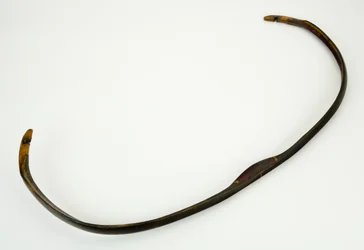 Arco composto (madeira, tendão, chifre e laca)