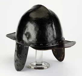 Capacete de sapador (ferro com tinta e couro)