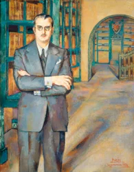 Retrato do notário em um terno com paletó, gravata e óculos, em sua biblioteca com prateleiras cheias de livros