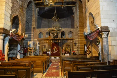 Interior da Igreja de São Mercúrio, em Abu Sefein, no Cairo Antigo, uma igreja copta ortodoxa histórica com ícones e iconóstase em madeira.