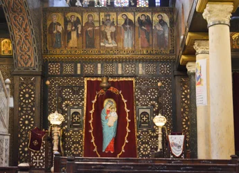 Interior da Igreja Suspensa no Cairo Antigo, igreja histórica copta ortodoxa com ícones e iconóstase em madeira