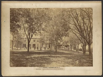No. 242. Arsenal, Washington, D.C., Frente Norte. Pátio interior. Grupo de oficiais em primeiro plano.