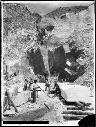 Alpes Apuanos (Carrara). Trabalhadores de pedreira e blocos de mármore esquadriados