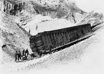 Apuan Alps (Carrara). Monólitos sendo transportados em trenós nas pedreiras (foto a p/b)