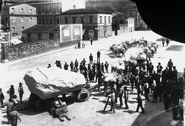 Carrara: numerosos bois puxam uma carroça carregada com um enorme bloco de mármore proveniente das pedreiras de Apuan (foto a p/b)