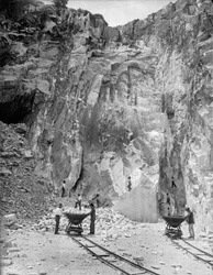 Trabalhadores numa pedreira de mármore nos Alpes Apuanos, na Toscana