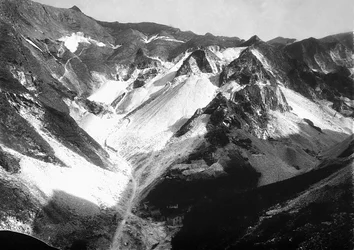Pedreiras de mármore nos Alpes Apuanos, na Toscana (foto a p/b)