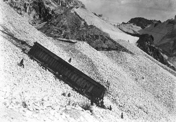 Transporte de uma enorme escolta contendo mármore, ao longo das falésias perto de uma pedreira nos Alpes Apuanos, Toscana (foto a p/b)