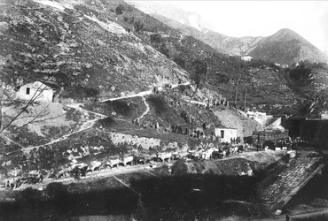 Vista de um «poggio» (colina, montículo) nos Alpes Apuanos, isto é, o local no vale das pedreiras onde a carga de mármore é libertada das cordas e carregada em carroças puxadas por bois