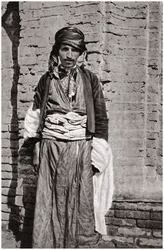 Um membro da tribo curda do sul do Curdistão, Iraque, 1925.