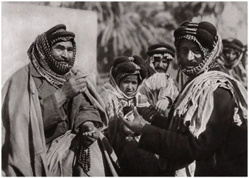 Um sheik apreciando o famoso café árabe, Iraque, 1925