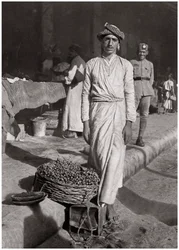 Um pequeno comércio que traz pouco ganho, Iraque, 1925.