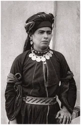 Senhora curda em sua melhor fantasia, Iraque, 1925