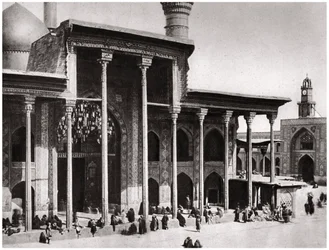 O portão de entrada da Mesquita Kadimain que leva ao túmulo do Imam Moosa Al Kadim, 1925