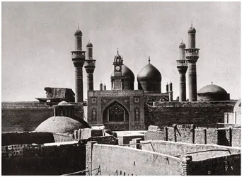 As cúpulas e minaretes dourados da mesquita al-Kadhimiya, Bagdá, Iraque, 1925