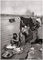 Lavadeiras nas margens do Tigre, Bagdá, Iraque, 1925
