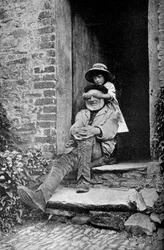 Uma criança com seu avô, Inglaterra, c1922.