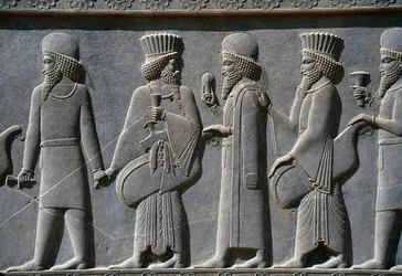 Pormenor de um friso processional no lado leste do palácio de Apadana, Persépolis, Irão, c. 518-465 a.C. (pedra cinzenta)