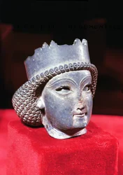 Cabeça de um príncipe, de Persépolis, do século IV aC Lápis-lazúli ver também 226189