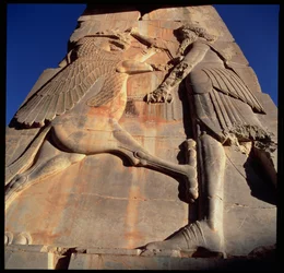 Rei-herói idealizado, presumido ser Xerxes (c.519-465 aC), esfaqueando um monstro, detalhe do Salão do Trono de Xerxes, c.480 aC (ver 179110)