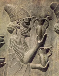 Phoenician carregando dois vasos como uma oferta, detalhe do friso de relevo na escada leste para o Apadana, período Achaemenian, c.515 BC