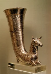 Rhyton na forma de um íbex, do Irã (ouro)